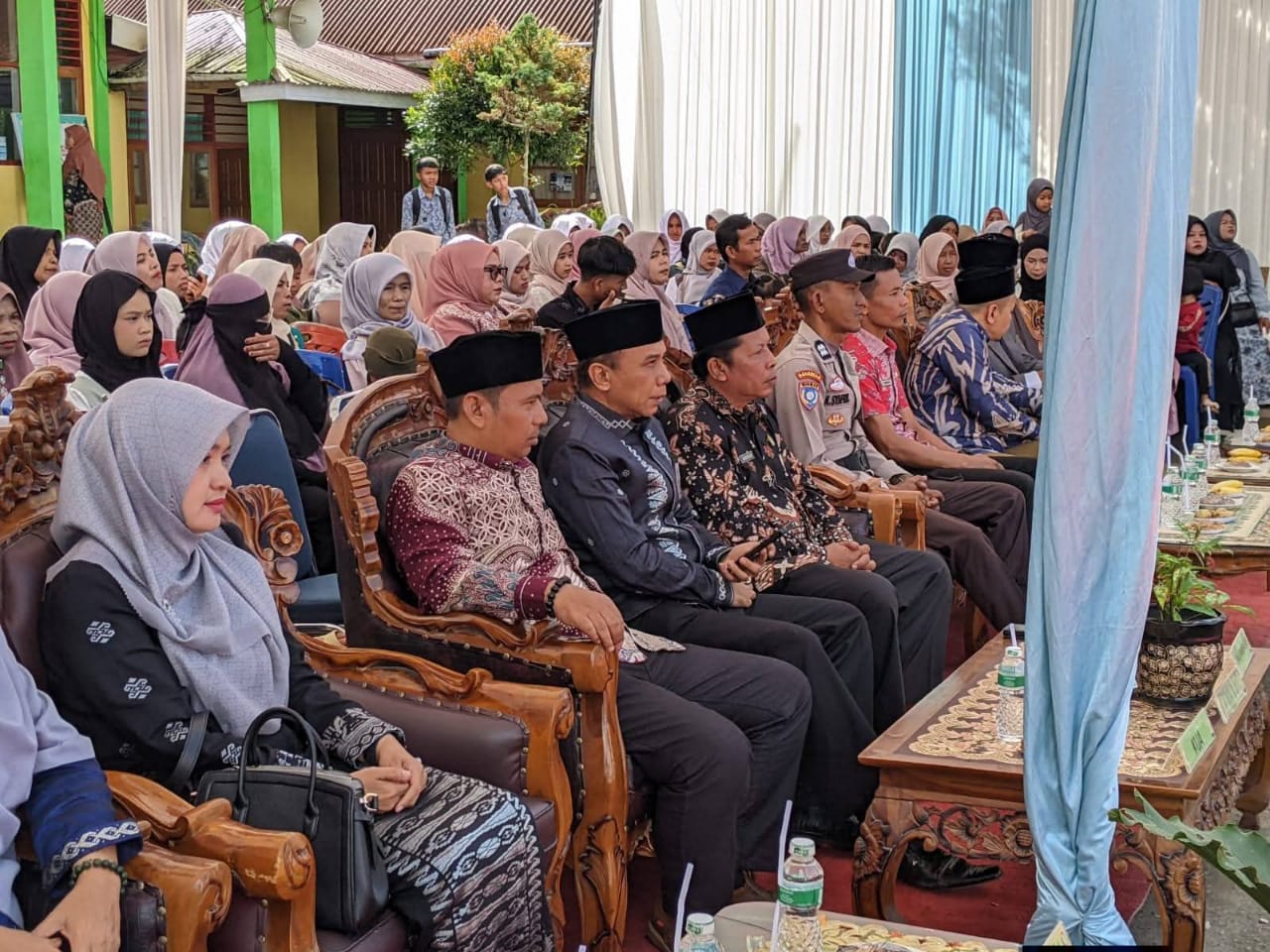 Kakan Kemenag Hendri Panidias, Kasie Penmad Bahrul Fahmi Kepsek MTsN 5 Hardison saksikan penampilan siswa pada acara perpisahan. (chandra antoni)